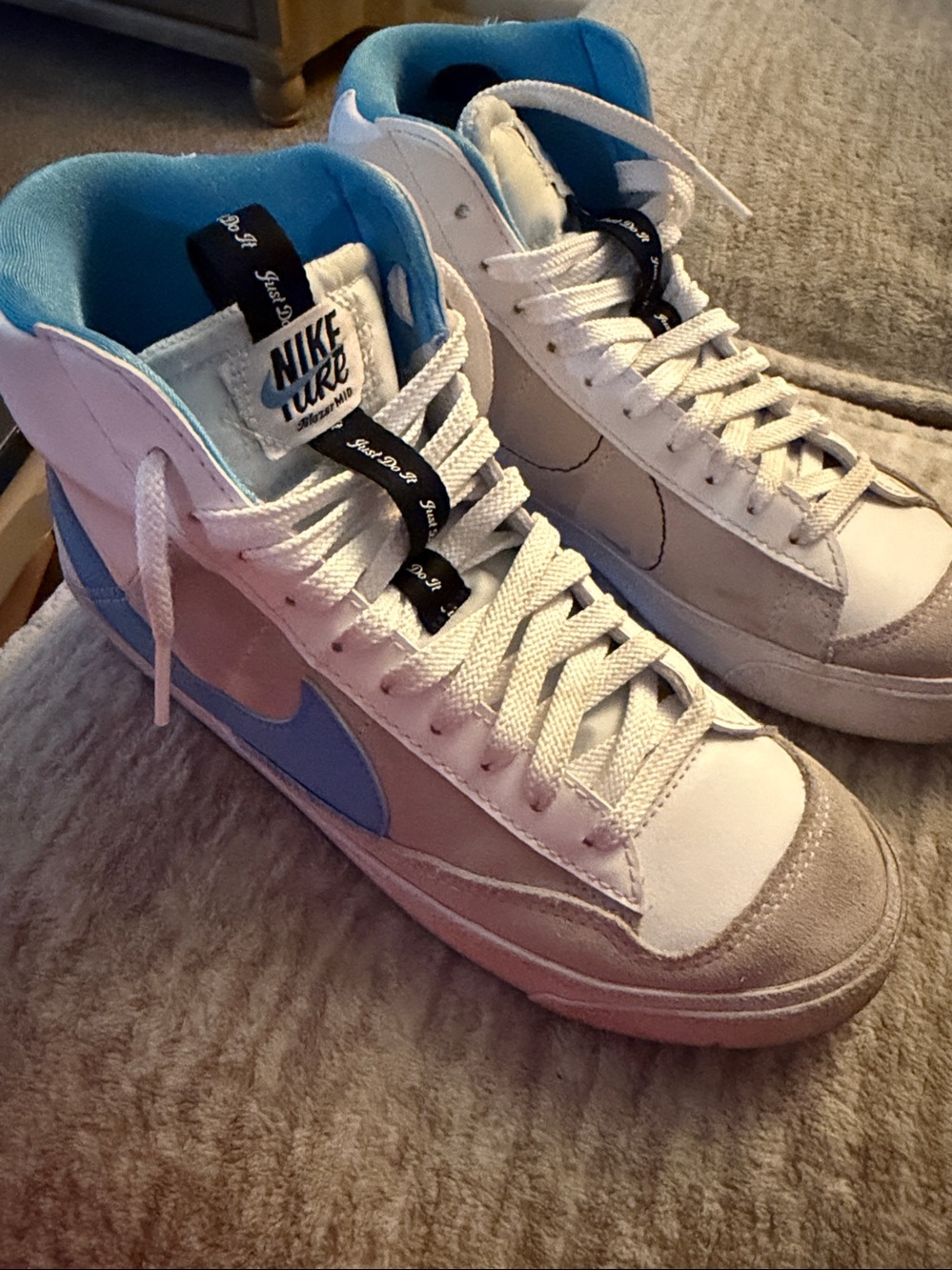 Nike Mid-Top Sneakers in White, Light Blue & Beige DH8640 104
